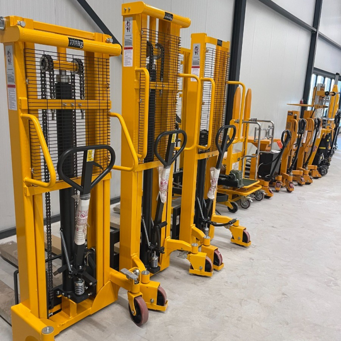 Stapelaar semi elektrisch 1500 KG/ hefhoogte 2500mm  